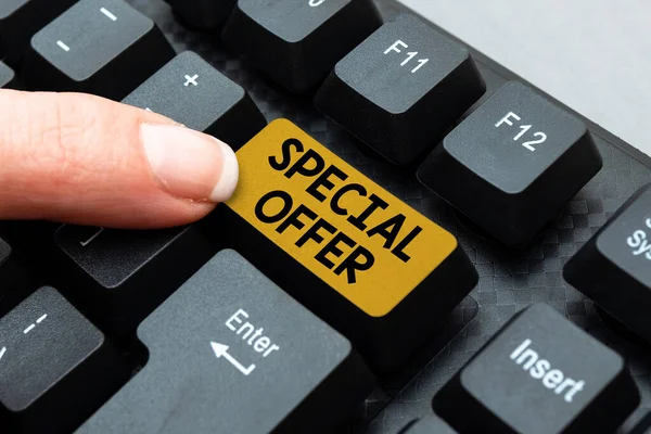 Expositor conceptual Oferta especial. Enfoque empresarial Vender a un precio más bajo o con descuento Negociación con Freebies Typing Device Manual de instrucciones, Publicar una reseña del producto en línea — Foto de Stock