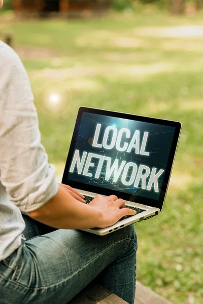 Zeichen, das das lokale Netzwerk anzeigt. Business Schaufenster Intranet LAN Radio Wellen DSL Boradband Switch Connection Frau tippt auf Laptop sitzen außerhalb Seitenansicht Arbeiten von zu Hause aus. — Stockfoto