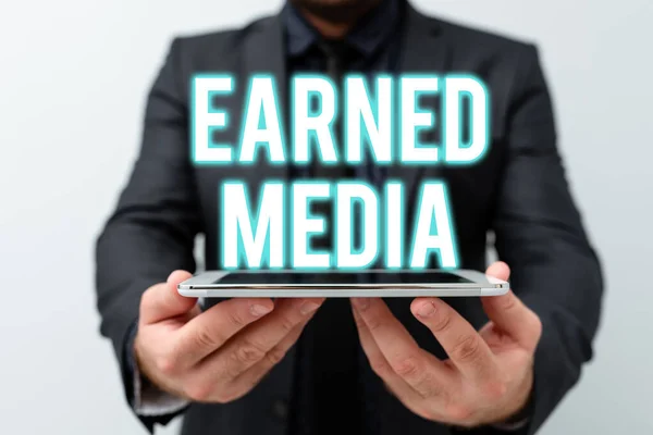 Text sign showing Earned Media. Business concept Publicity gained through promotional efforts by multimedia Presenting New Technology Ideas Discussing Technological Improvement — Fotografia de Stock