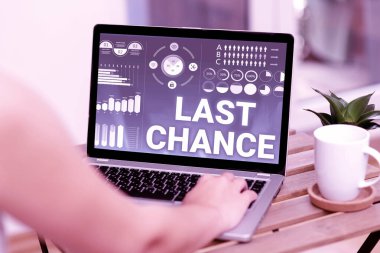 Kavramsal görünüm Son Şans. Kavram demek, sonuç belirsiz birine verilen son fırsat demek. Bilgisayarda, kahve fincanı ve evden çalışan fabrikanın yanında el yazısı yazmak..