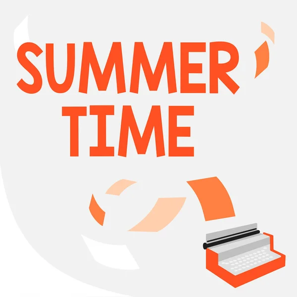 Kavramsal manşet Summer Time. Yılın en sıcak sezonu için kelime kısa gecelerle karakterize edilen Vintage Daktilo Çoklu Yüzen Kâğıtlarla Çizim. — Stok fotoğraf