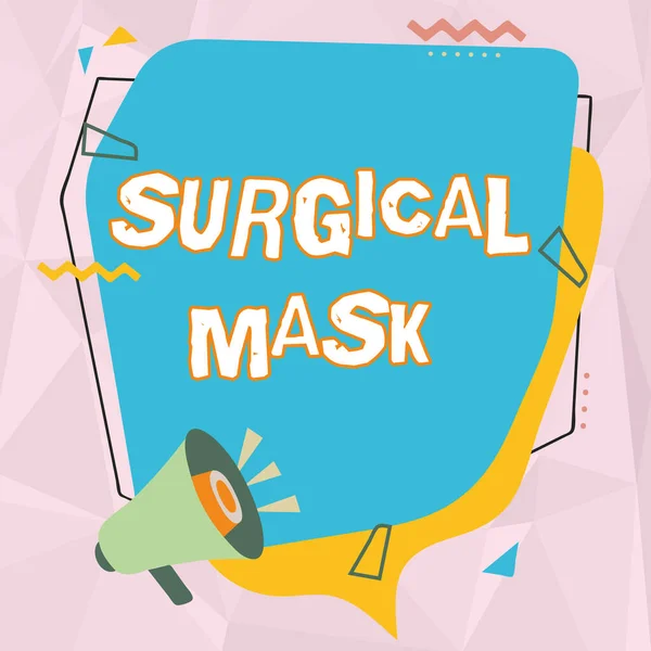 Metin başlığı Cerrahi Maske 'yi temsil ediyor. Cerrahi ve hemşire megafonu çizerken ve Chat Cloud 'a yeni bir duyuru yaparken sağlık uzmanlarının taktığı bir kelime.. — Stok fotoğraf