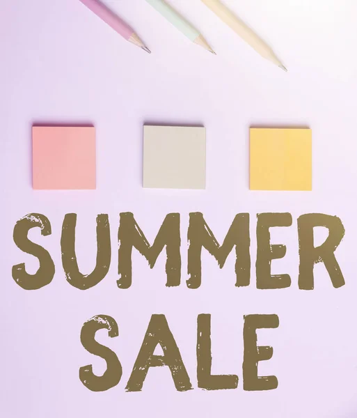 Text showing inspiration Summer Sale. Business idea a special type of discount to merchandise imposed during summer Flashy School Office Supplies, Bright Teaching Learning Collections — Fotografia de Stock