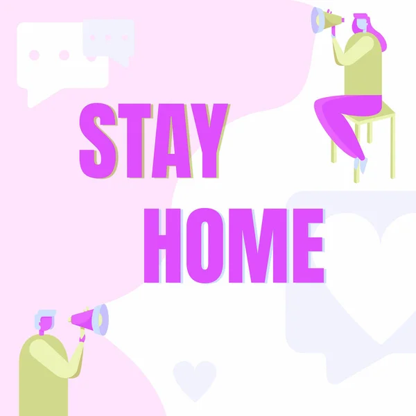 Affichage conceptuel Restez à la maison. Concept Internet ne pas sortir pour une activité et rester à l'intérieur de la maison ou de la maison Homme debout et femme assise les deux tenant mégaphone avec symbole de message. — Photo