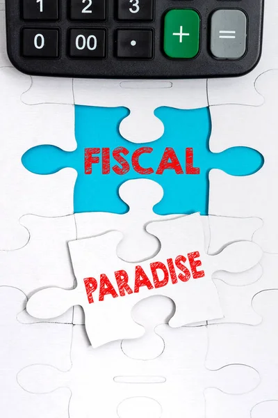 Tekst bijschrift presenteren Fiscaal Paradijs. Word Written on De verspilling van publiek geld is een grote zorg onderwerp Bouwen aan een onafgewerkte witte puzzel patroon met ontbrekende laatste stuk — Stockfoto