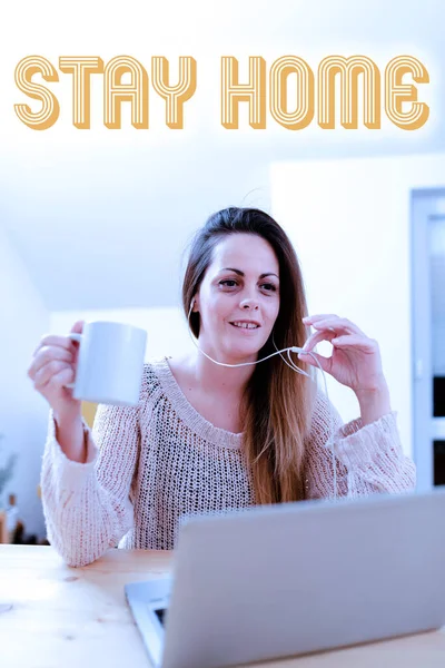 Text schreiben Bleiben Sie zu Hause. Geschäftsidee, nicht für eine Aktivität auszugehen und im Haus oder zu Hause zu bleiben Social Media Influencer Creating Online Presence, Video Blog Ideas — Stockfoto