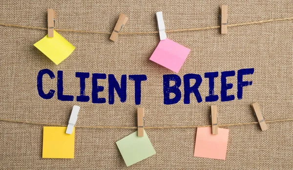 İlham verici İstemci Özetini gösteren metin. Ticari ayrıntılar içeren müşteriler tarafından verilen kavramsal fotoğraf Flaşlı Okul Malzemeleri, Öğretim Öğrenme Koleksiyonları, Yazma Araçları,