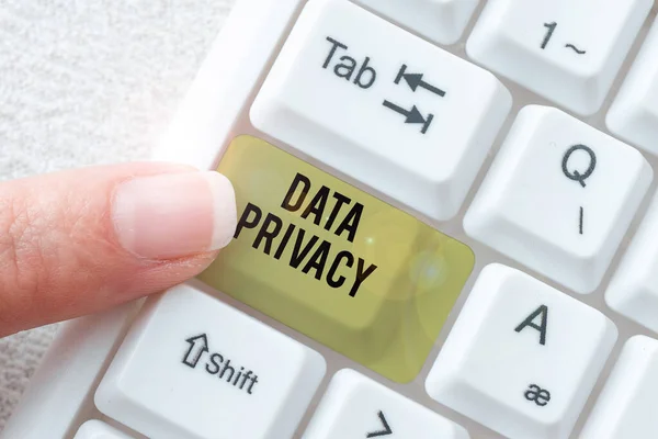 Leyenda conceptual Privacidad de datos. Enfoque empresarial: seguridad en Internet y protección digital del sitio web o página de inicio de aterrizaje Conectarse con amigos en línea, hacer adquisiciones en Internet — Foto de Stock