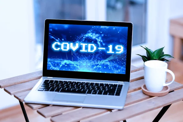 Covid19 işaretini gösteren ilham. Coronavirus dizüstü bilgisayarının kahve fincanı ve bitki gösterme işleminin yanında dinlenmesi sonucu oluşan hafif ve şiddetli solunum hastalığının kavramı. — Stok fotoğraf
