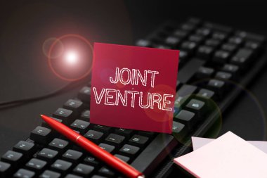 Eklem Girişimi işaretini gösteren bir ilham. İş Fikri İşbirliği Partileri Ortaklık Ekibi Bilgisayara Eski Notlar Yazıyor, Duygusal Roman Oluşturuyor