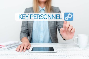Metin Anahtar Personeli gösterimi yazılıyor. Program Yönetmenleri Hakkında Yazılan Sözcük Müfettişi Proje Yöneticileri Yeni Akıllı Telefon Teknolojisi Gösteriyor, Aygıt Geliştirmelerini Tartışıyor