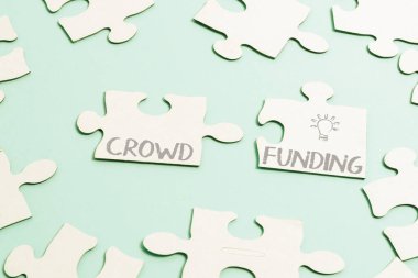 Kavramsal manşet Kalabalık Fonu. İş fuarı bağış toplama Kickstarter Startup Bağış Platformu Tamamlanmamış Bir Beyaz Testere Deseni Bulmacası Eksik Parçayla Bulmaca