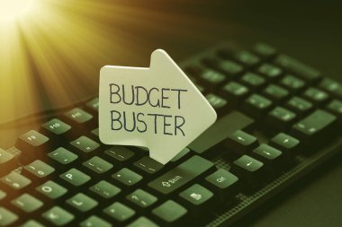 Bütçe Avcısı yazısını gösteren bir ilham. İş konsepti Carefree Harcamak Gereksiz Satışlar Fazla Harcamak Yeni Çevrimiçi Dükkan İşletmeleri, Ticari Mallar Listesi