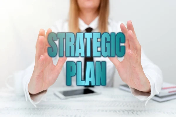 Writing displaying text Strategic Plan. Internet Concept A process of defining strategy and making decisions App Developer Presenting New Program, Displaying Upgraded Device — Stockfoto