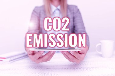 Metin başlığı CO2 emisyonunu temsil ediyor. Kavram, zaman içinde sera gazlarının atmosfere salınması, Tech Guru 'nun yeni geliştirilmiş cihazları satması, Öğretmen' in telefona el koyması anlamına geliyor.