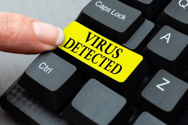 Virüs görüntüleme metni yazılıyor. İş konsepti Kötü amaçlı yazılımı engellemek ve kaldırmak için kullanılan bir bilgisayar programı Çevrimiçi Kopyalama Görevleri, Web Sitesi Açıklamalarını Yazmak