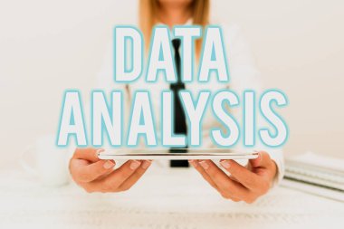 Veri Analizi işareti gösteren bir ilham. İş Fikri İş Zekası ve Analizleri yeni bir proje tartışması stajyeriyle Yeni bir İş Bulma ve Öğrenci Raporu Sunuyor