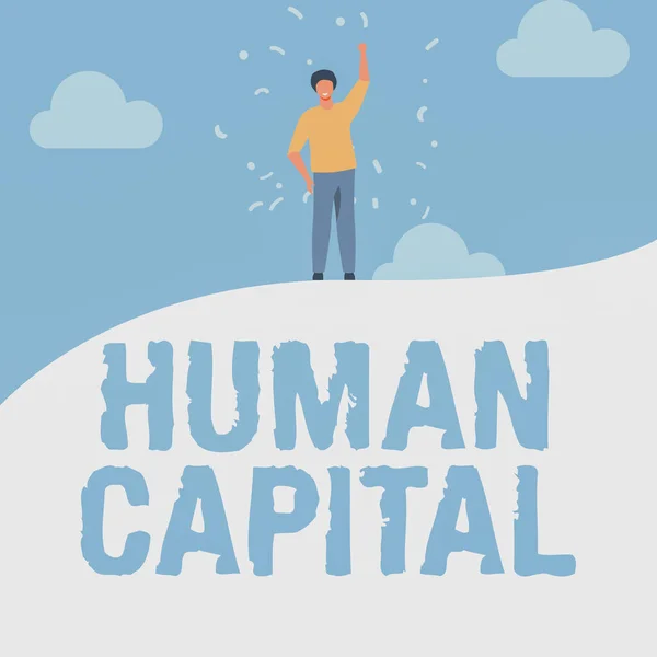 Tekst bijschrift presenteren Human Capital. Conceptuele foto Immateriële Collectieve Middelen Competentie Kapitaal Onderwijs Man Drawing Raising Hand Sky Standing Hill Toont succes. — Stockfoto