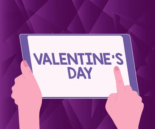 《 발렌타인 데이 》 ( 영어 : Valentine S Day) 는 미국의 영화이다. 새로운 놀라운 아이디어를 찾기 위해 태블릿을 사용하는 것에 대한 사랑 과 애정의 예를 보여 주는 장면을 보여 주는 초기 사진 시간. — 스톡 사진