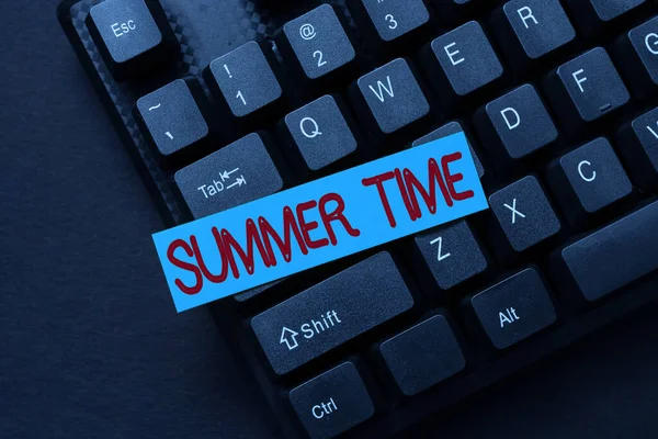 Tekst bijschrift presenteren Summer Time. Concept betekent het heetste seizoen van het jaar gekenmerkt door korte nachten Typing Nieuwe E-mail Titels Concept, Het opstellen van Internet Artikel Ideeën — Stockfoto