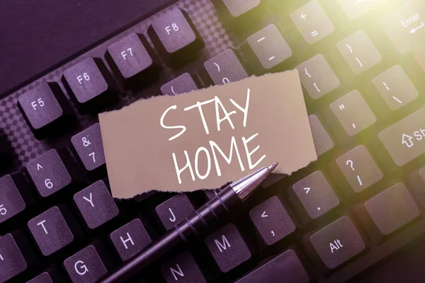 Текст с надписью "Оставайся дома". Интернет - не выход на работу, а пребывание внутри дома или дома. — стоковое фото