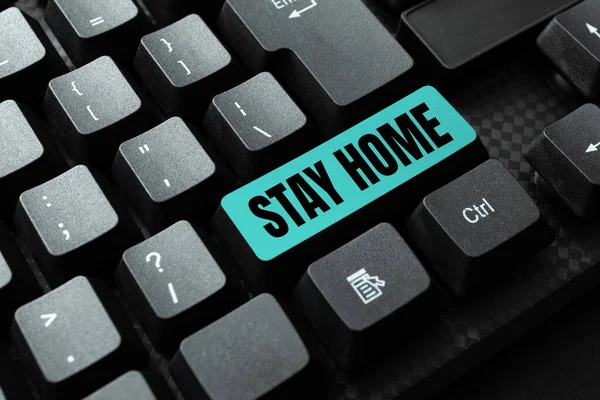 Bildunterschrift: Bleiben Sie zu Hause. Internet-Konzept geht nicht für eine Aktivität aus und bleibt im Haus oder zu Hause Tippen neuer E-Mail-Titel Konzept, Entwurf von Internet-Artikelideen — Stockfoto