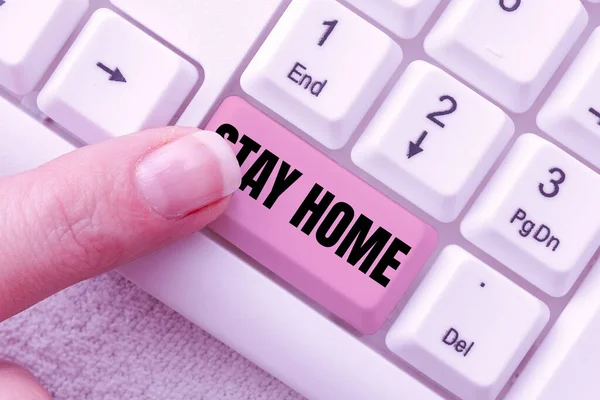 Text care arată inspirație Stay Home. Internet Concept nu merge pentru o activitate și să rămână în interiorul casei sau acasă tastarea avansului lecții și planuri de prelegere, tastarea de noi pagini de articol — Fotografie, imagine de stoc