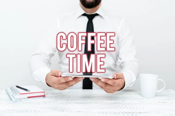 커피 시간 이라는 문자를 쓴다. 한 잔의 커피가 제공되고, 소통 기술 스마트 폰 음성 및 비디오 전화를 준비하는 지정 된 기간에 대 한 이야기 — 스톡 사진