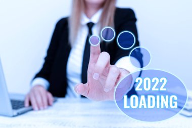 Metin 2022 Yükleme yazılıyor. Gelecek yılın tanıtımını yapan kavramsal fotoğraf. Gelecek etkinliğin tahminleri. Şirket Sorunu Açıklama, Anlaşmazlık Çözümleri Sağlama