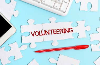 Gönüllü olduğunu gösteren bir tabela. İnternet Konsepti Eksik Son Parça ile Tamamlanmamış Bir Beyaz Yapboz Bina İsteyerek Zorunlu Zorunluluk Hizmeti