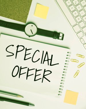 Kavramsal başlık Özel Teklif. İnternet Konsepti Satışı Düşük veya İndirimli Fiyat Pazarlığı Ücretsiz Okul Malzemeleri, Öğrenme Koleksiyonları, Yazma Aletleri,