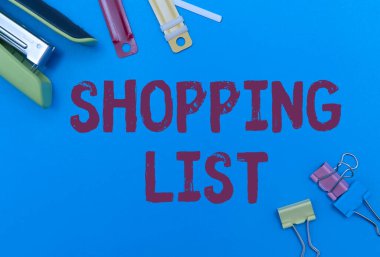 İlham, alışveriş listesini gösteriyor. Fiyakalı Okul Malzemelerini Almak, Öğrenme Koleksiyonları Öğretmek, Yazma Aletleri İçin Temel Ögelere İş Fikri Disiplin yaklaşımı,