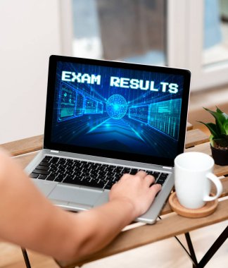 İlham Sınav Sonuçlarını gösteren metin. İş konsepti. Ev yapımı kahve fincanı ve fabrikanın yanında dizüstü bilgisayarda yazı yazmakla meşgul olduğunu gösteren resmi bir testin sonucu..