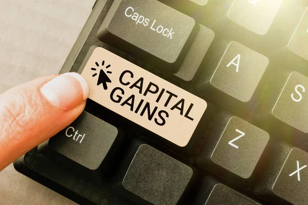 Firma mostrando Capital Gains. Negocios escaparate Bonos Acciones Acciones Ganancias Impuestos a la Renta Fondos de Inversión Conversión de Datos Analógicos A Medios Digitales, Escribiendo Consejos Útiles Foro — Foto de Stock