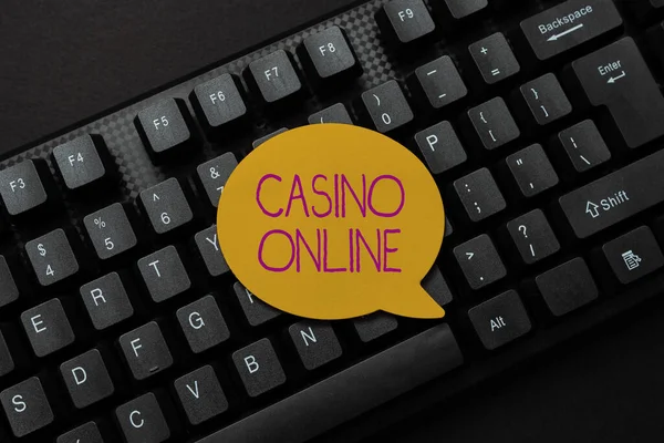 Señal que muestra Casino en línea. Palabra escrita en el juego de póquer de ordenador Gamble Royal Bet Lotto High Stakes Escribir una nueva edición de libro electrónico informativo, la creación de contenido fresco del sitio web —  Fotos de Stock