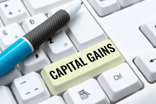 Firma mostrando Capital Gains. Visión general del negocio Bonos Acciones Acciones Ganancias Impuesto sobre la renta Fondos de inversión Mecanografía Listas de nombres de miembros en línea, creación de nuevos archivos de hoja de trabajo — Foto de Stock