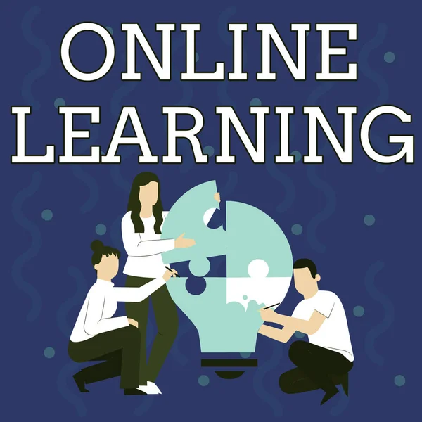 Logga in och visa Online Learning. Business showcase tar en kurs som kan nås via Internet anställd Ritning hjälpa varandra att bygga glödlampa pussel. — Stockfoto