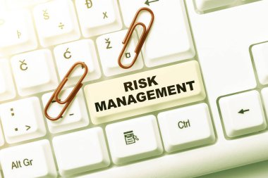 Risk Yönetimi sunan metin başlığı. Yeni Antivirüs Programı Yazma, İnternet Virüsü Listeleri Yazma ve Yazma İşletmeleri 'ne yönelik gelecekteki tehditleri değerlendirmek ve kontrol etmek