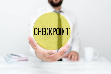 Metin Kontrol Noktası gösterimi yazılıyor. Gezginlerin güvenlik kontrollerine tabi tutulduğu iş dünyası konsepti, İletişim Teknolojisi Akıllı Telefon Ses ve Video Çağrısını sunar