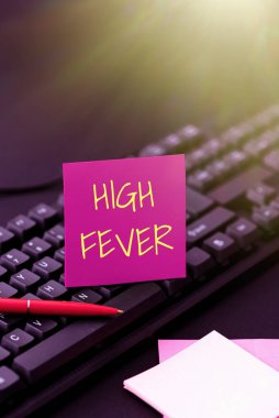 SMS işareti yüksek ateşi gösteriyor. Vücut sıcaklığının her zamankinden daha yüksek olduğu, Bilgisayar Programlama Hizmetleri oluşturan, Yeni Çalışma Kağıdı Veri Yazan iş genel görünümü sağlık durumu