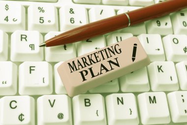 Metin işareti Pazarlama Planını gösteriyor. İşletme yaklaşımı oluşturuldu ve daktilo dersi rehberini uygulayacaklar, Yeni Çevrimiçi Kılavuzlar Yeniden Yazılacak