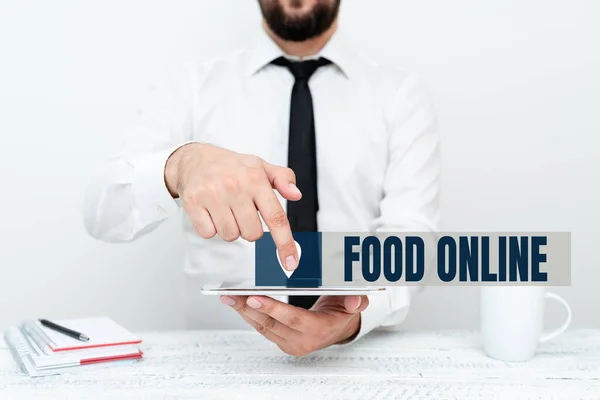 显示网上食物的文字标志。通过商店介绍通信技术、智能手机语音和视频通话，在一个直接提供的网站上建立了多种食品的商业概念 — 图库照片