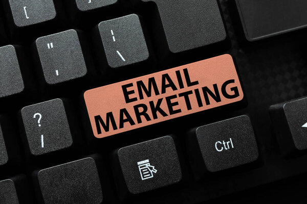 Ручной знак Email маркетинг. Концепция, означающая привлечение потенциального покупателя посредством сообщения Создание хранилища бизнес-данных, напечатание бюджета и запись расходов