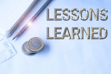 Ders Öğrenildi işaretini gösteren ilham. Kavramsal fotoğraf paylaşımı ve deneyimden türetilmiş bilgi kullanımı Kalem Makbuzu ve Birikmiş Euro Sikkeleri ile Boş Not Defteri