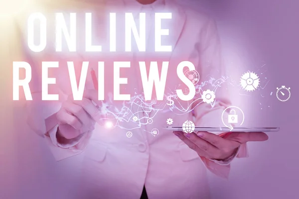 Online Reviews ilhamını gösteren metin. Ürün değerlendirmesi sözcüğü Müşteri geribildirimi Lady In Suit Holding Phone web sitesinde yayınlandı ve Geleceğin Görüntüsü Sunumunu gerçekleştirdi. — Stok fotoğraf