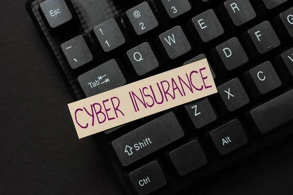 Metin Siber Sigorta gösterimi yazılıyor. Şirketi Internet tabanlı risklerden korumak için özel bir gösteri planı Sosyal Medya Yorumu Mesajı yaratmak, Eğlenceli Sorular ve Cevaplar Yazmak