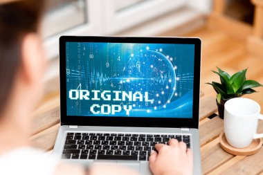 Kavramsal başlık Orijinal kopya. Ana fikir: Ana Senaryo Yazılmamış Ana Liste Kadın Laptop 'ta kahve fincanı ve fabrikanın yanında yazıyor..