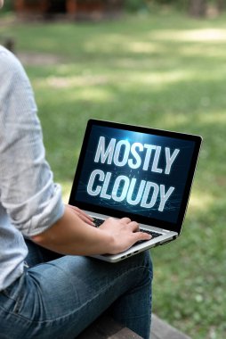 El yazısı işareti çoğunlukla bulutlu. İnternet Konsepti: Gölgeli Bulutlu Bulutlu Bulutlu Bulutlu Bulutlu Bulutlu Gökyüzü Kadını Laptopta Oturarak Ev Görünümü İçin Çalışıyor.