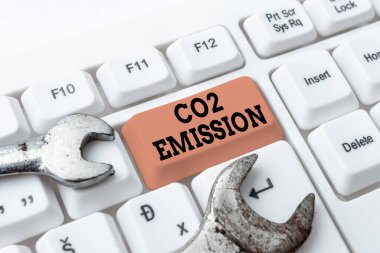 El yazısı işareti CO2 emisyonu. Zamanla sera gazlarının atmosfere salınması, eski web sitesinin yenilenmesi ve onarılması, yazılım kodlarının geliştirilmesi