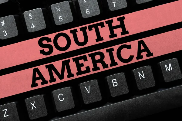 Tekstbord met Zuid-Amerika erop. Business idee Continent in Western Hemisphere Latino 's bekend om Carnavals Abstracte Typing Product Documentations, Het creëren van Gloednieuw Boek — Stockfoto